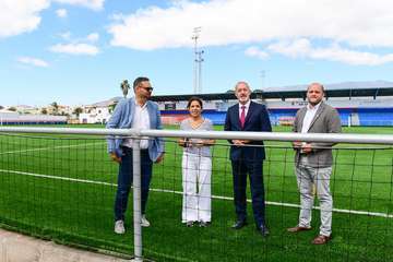 El campo de fútbol Pablo Hernández de Telde luce nuevo césped artificial/TA.
